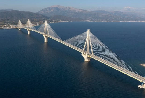 Η πόντιση υποθαλάσσιου καλωδίου στο στενό Ρίου-Αντιρίου – Από το περίεργο «κόκκινο πλοίο» (βίντεο)